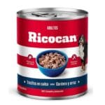 Con los trocitos en salsa sabor a cordero y arroz para perros adultos de la marca Ricocan.