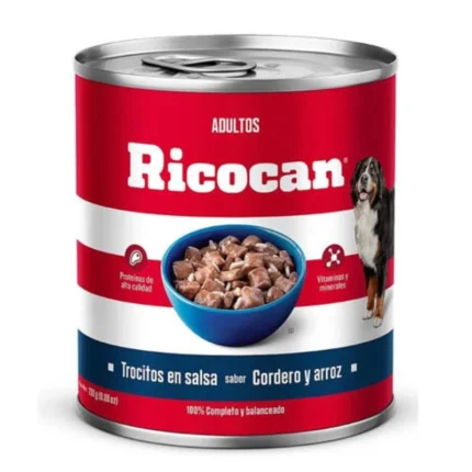 Con los trocitos en salsa sabor a cordero y arroz para perros adultos de la marca Ricocan.
