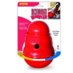 El KONG Wobbler es un juguete que llama a la acción y resulta estimulante para la mente del perro porque puede alojar croquetas en su interior.