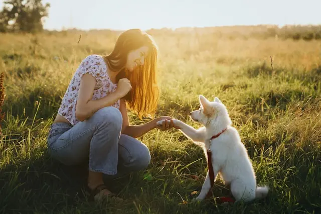 mujer con su perro al aire libre